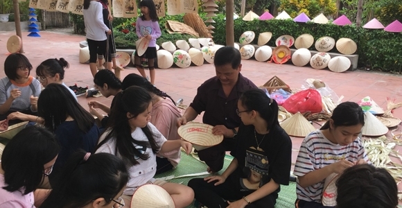 Vắng bóng nghệ nhân trẻ đan nón làng Chuông